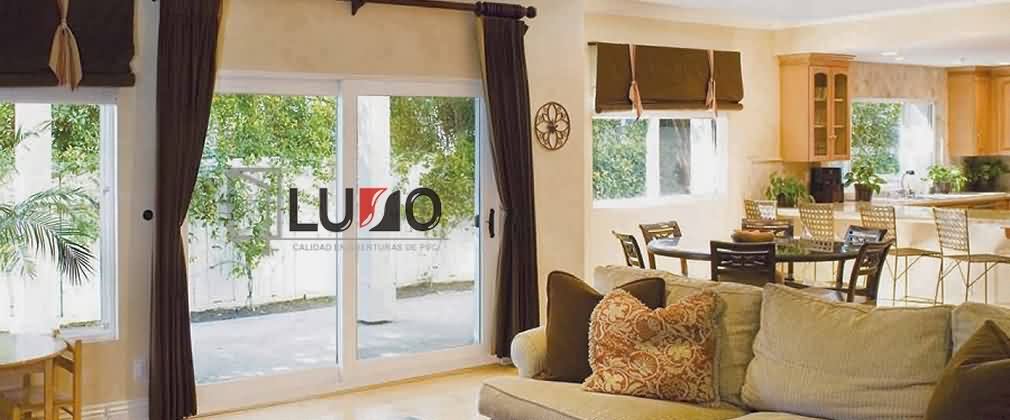 Puerta corrediza de PVC REHAU